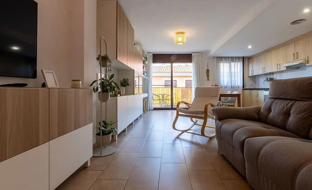 Светлая гостиная с выходом на балкон