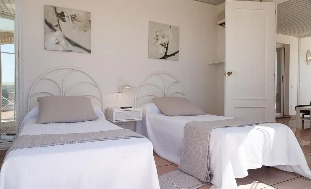 Вторая спальня с двумя односпальными кроватями.