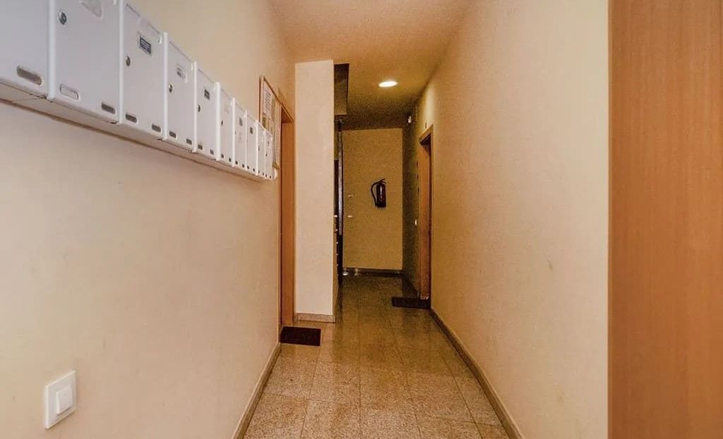 Коридор квартиры с установленными почтовыми ящиками.