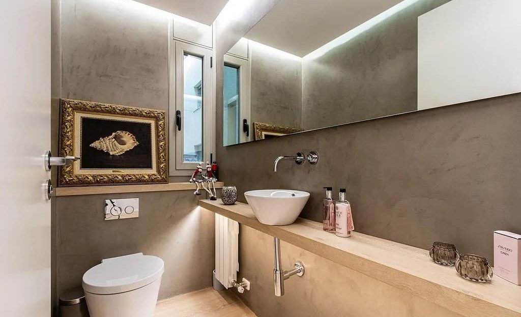 Ванная комната с дизайнерской отделкой и современной сантехникой