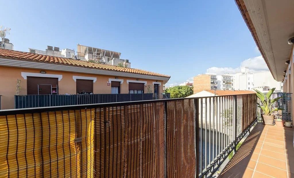 Балкон пентхауса с видом на город