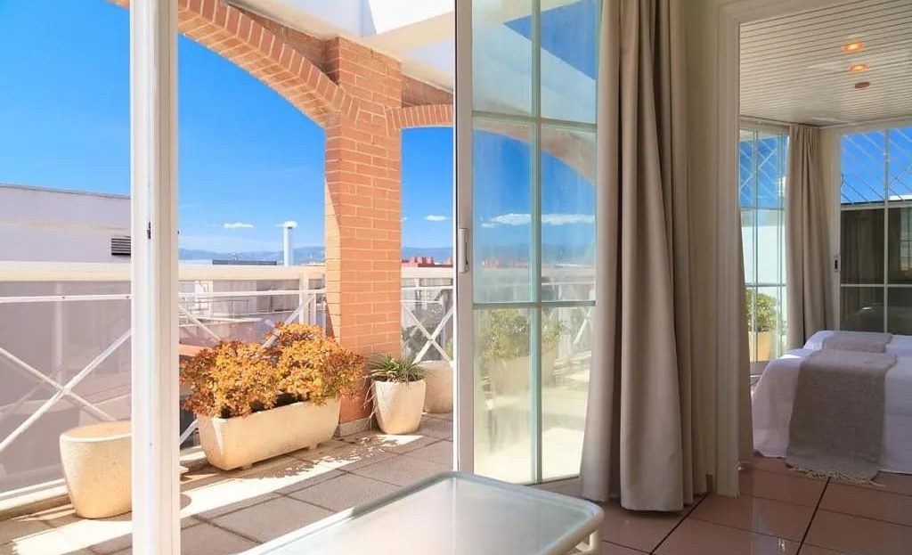 Спальня с выходом на террасу и морским видом.