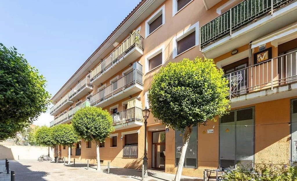 Фасад здания пентхауса на тихой улице Камбрильса