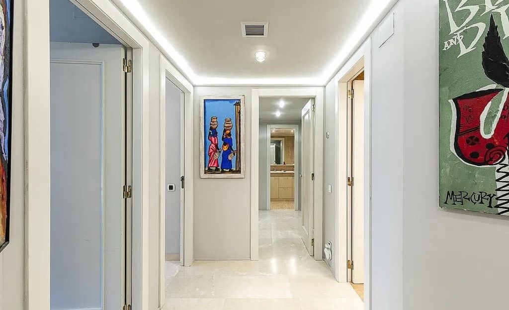 Коридор с встроенными шкафами в квартире