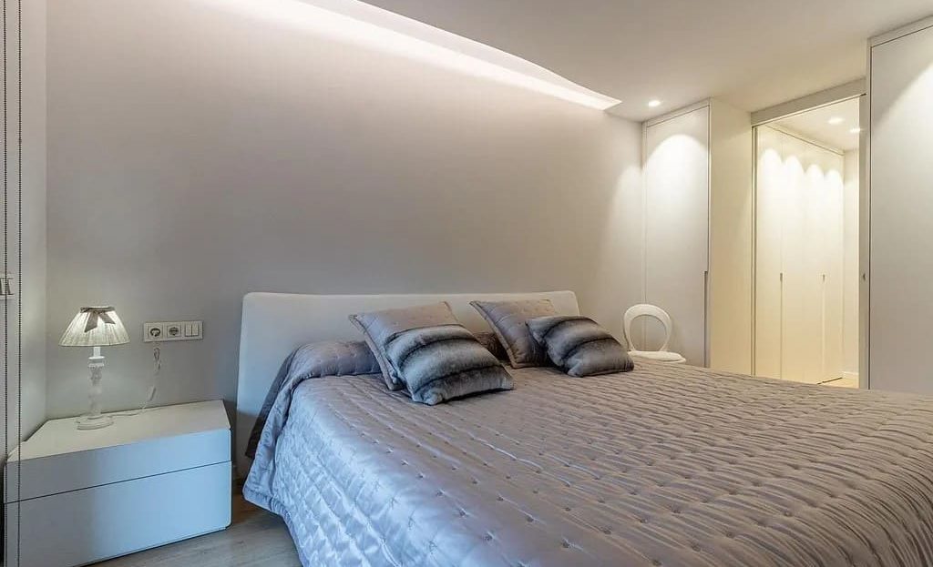 Спальня с двуспальной кроватью и мягким освещением