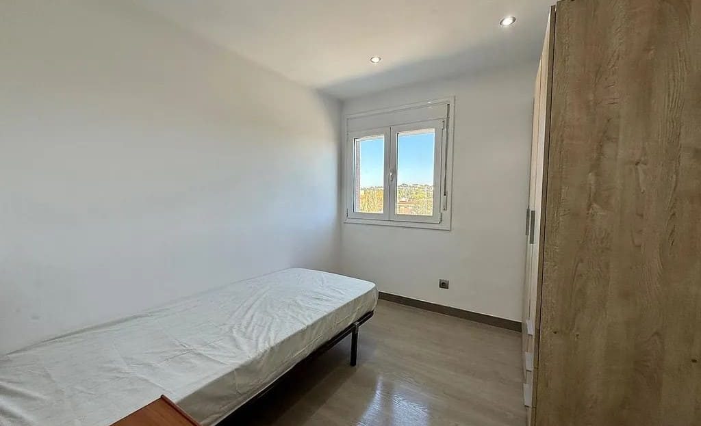 Светлая спальня с односпальной кроватью и окном