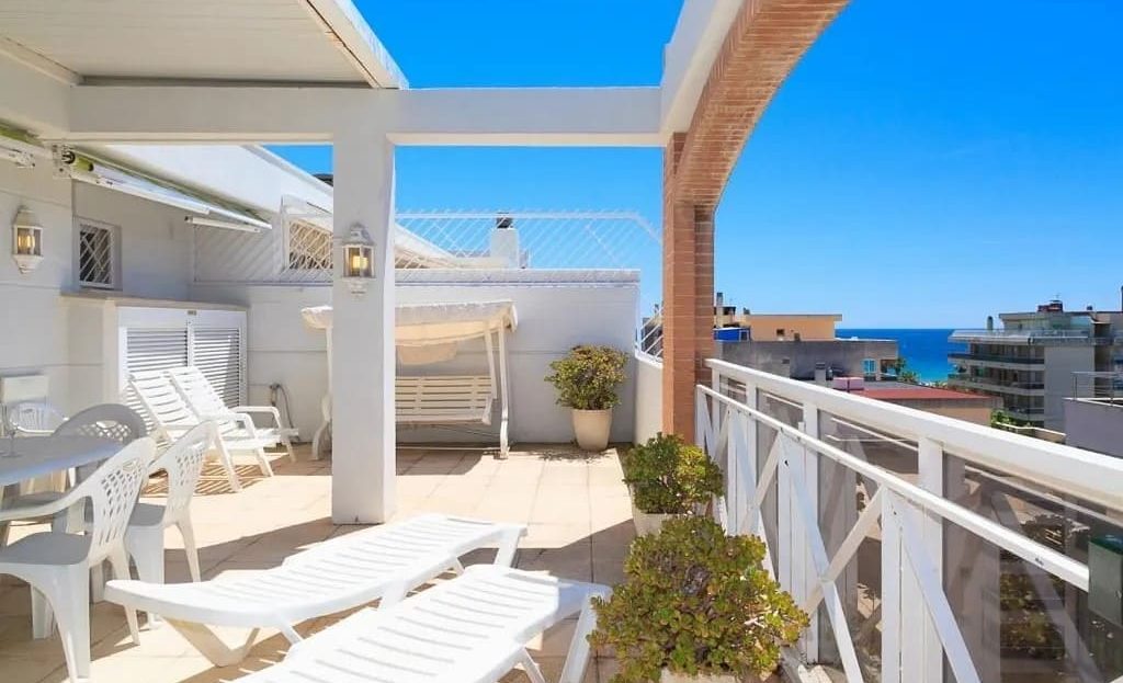 Частная терраса пентхауса с зоной отдыха и панорамным видом.