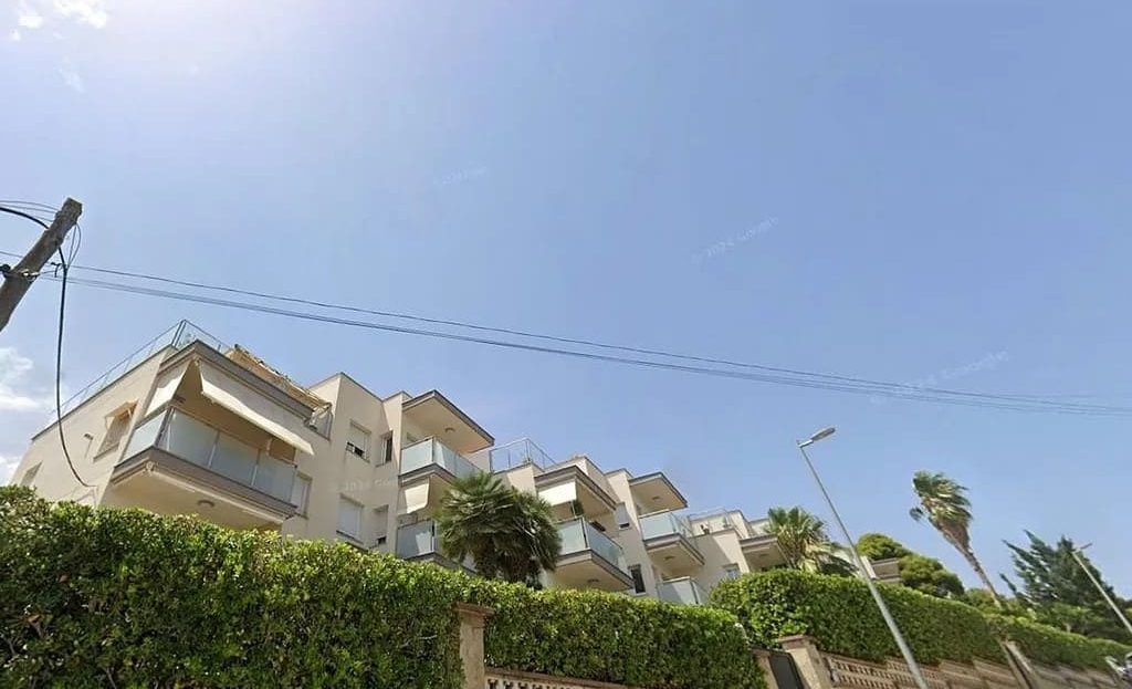 Фасад жилого здания с лифтом в спокойном районе Эль-Кастель.