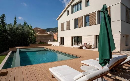 Частный бассейн и терраса у дома в Сарриа–Сант-Жерваси