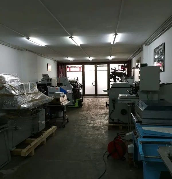 Просторное коммерческое помещение с техникой и выходом к входной группе