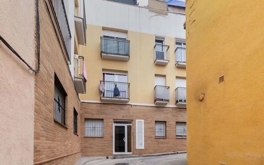 Вид на фасады многоквартирного дома и внутренний проезд.