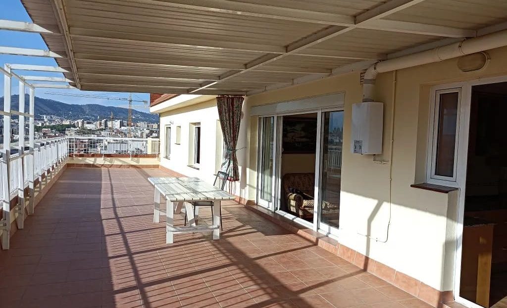 Просторная терраса пентхауса с выходом из жилой зоны