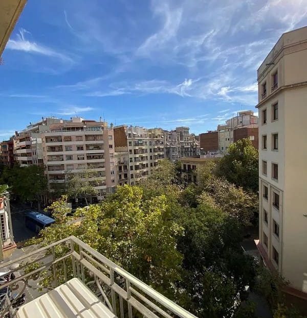 Панорамный вид с балкона на зеленую зону и город