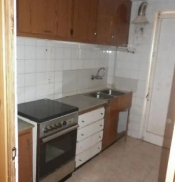 Кухня квартиры с мебелью и плитой