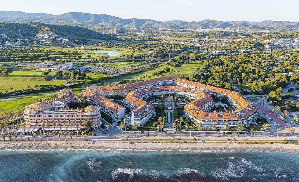 Побережье Ситжеса и жилые комплексы на первой линии моря