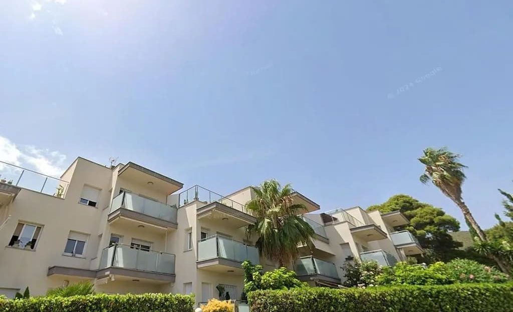 Многоквартирный дом в Побле-Велл, Кастельдефельс, рядом с жилой зоной.