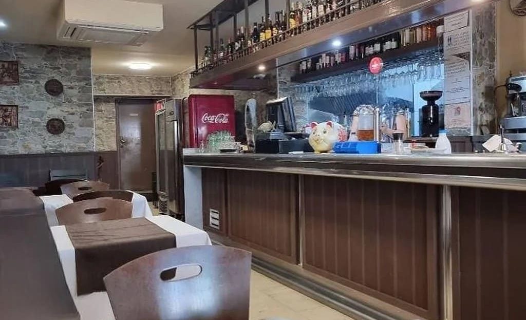 Интерьер действующего ресторана с барной стойкой в коммерческом помещении в Готическом квартале.