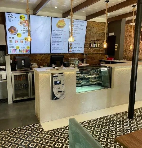 Интерьер коммерческого помещения на Рамбла-дель-Раваль с барной стойкой и зоной обслуживания клиентов.