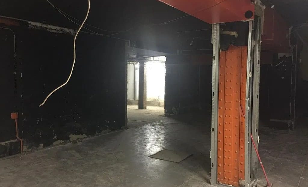 Интерьер коммерческого помещения в подвальном этаже, зона несущих конструкций