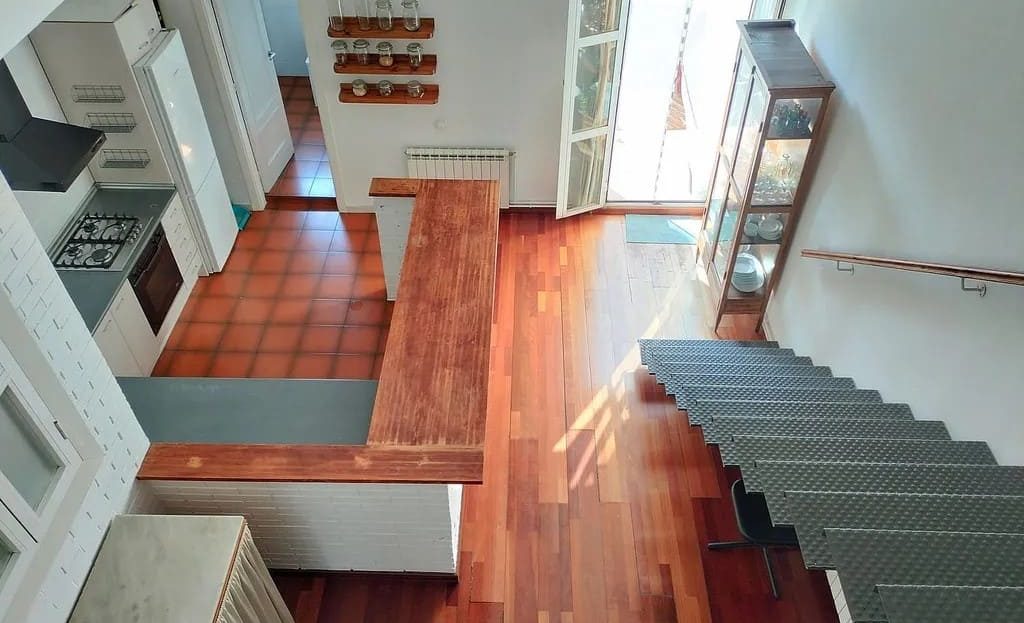 Лестница между уровнями пентхауса с деревянными полами