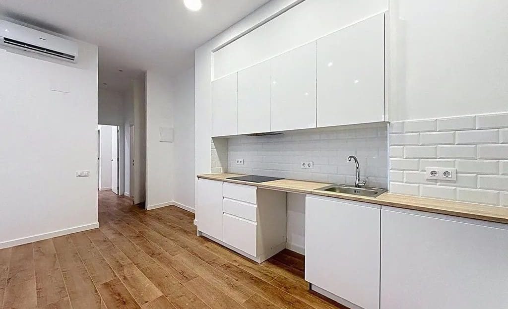 Современная кухня с встроенной техникой и рабочей зоной