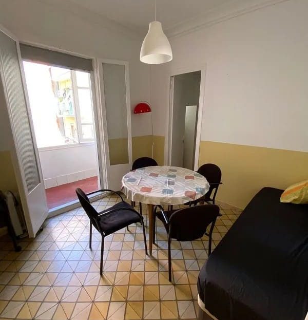 Гостиная-столовая с обеденной зоной и выходом на террасу