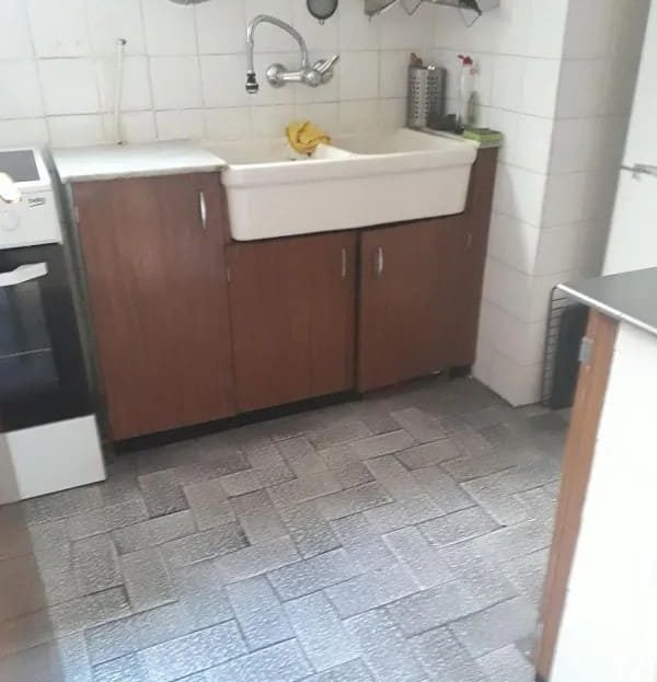 Кухня с раковиной, плитой и деревянными шкафами.