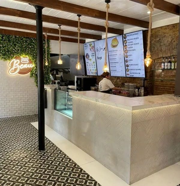 Современный интерьер арендованного коммерческого помещения с лицензией C-3 в центре Барселоны.