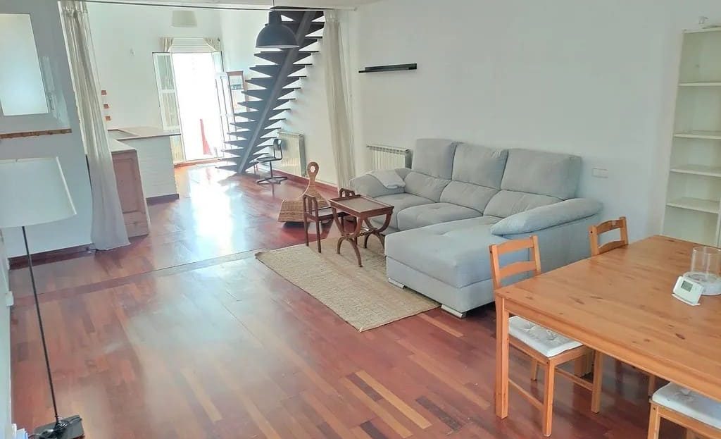 Просторная гостиная пентхауса-дуплекса с открытой планировкой