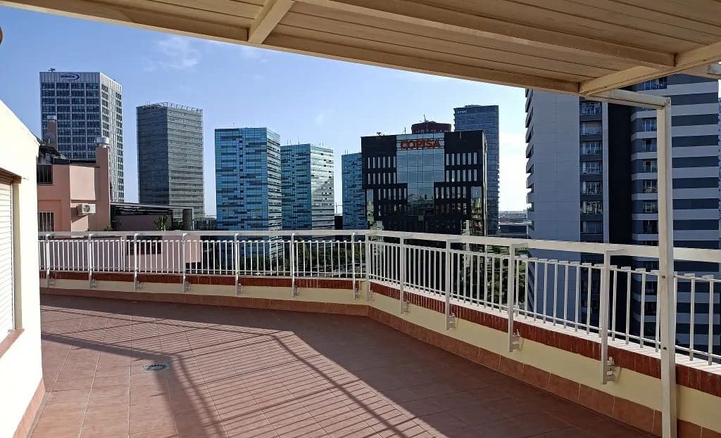 Частная терраса пентхауса с открытым видом и зоной отдыха