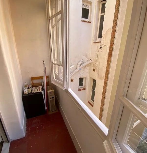 Закрытая галерея или балкон с видом во внутренний двор