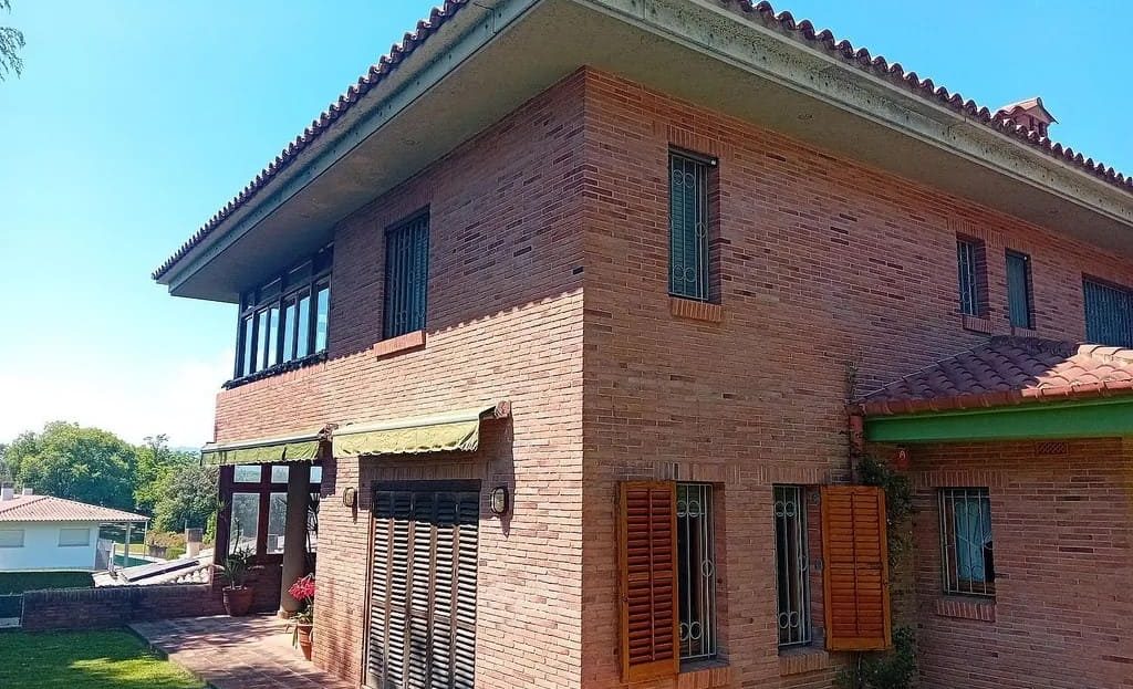 Двухэтажный дом из кирпича с садовой зоной и оконными ставнями