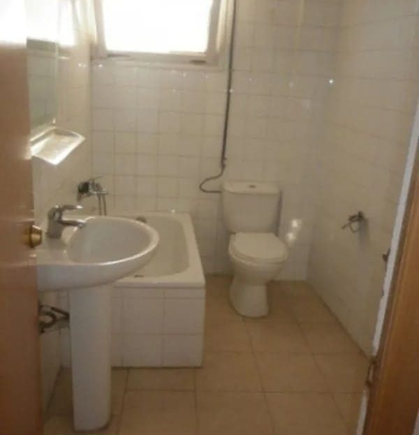 Ванная комната с раковиной, унитазом и окном