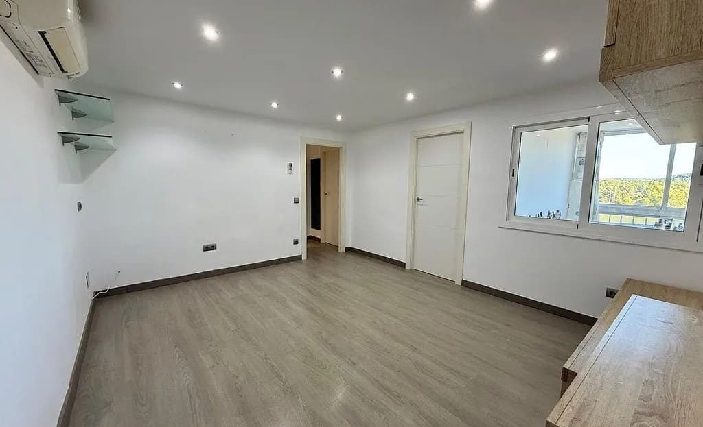 Светлая гостиная с кондиционером и новым напольным покрытием