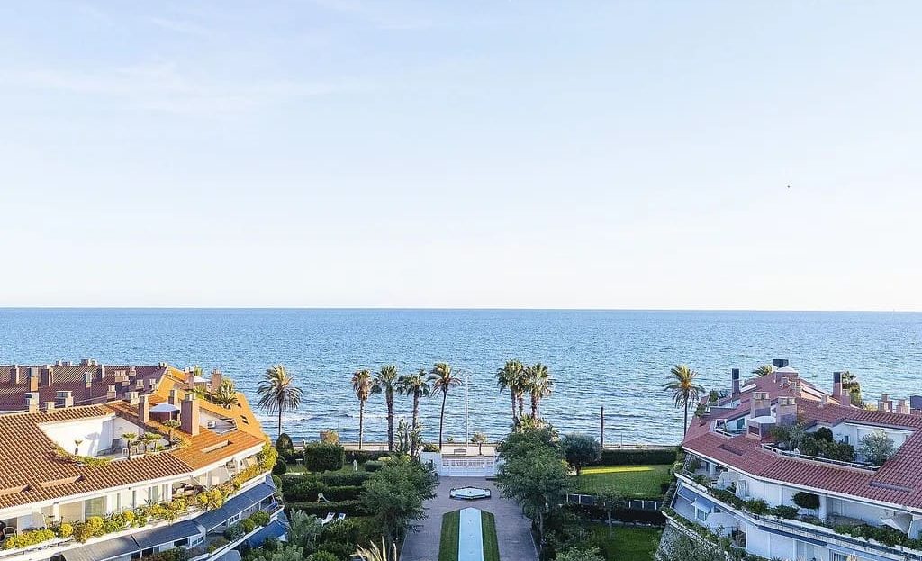 Панорамный вид на море и жилые здания комплекса Террамар