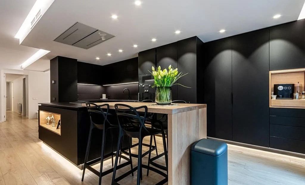 Современная кухня с островом и дизайнерской отделкой