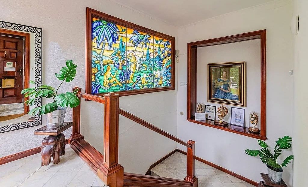 Интерьер лестничного холла с оригинальными элементами рационалистической архитектуры