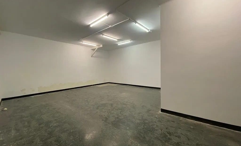 Пустое коммерческое помещение с гладкими стенами, подходит под магазин или офис.