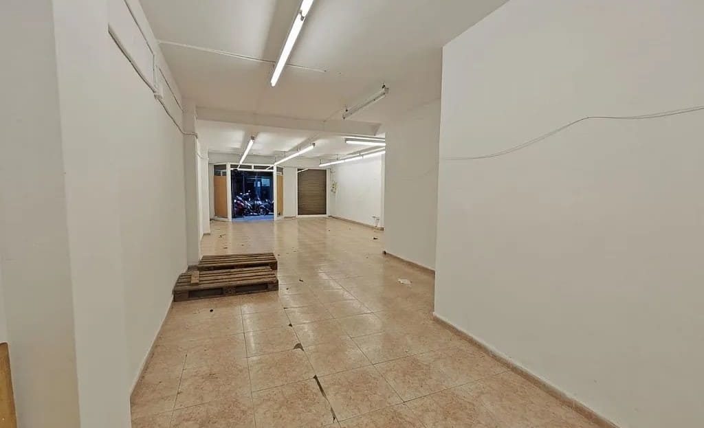 Длинный зал коммерческого помещения с возможностью зонирования