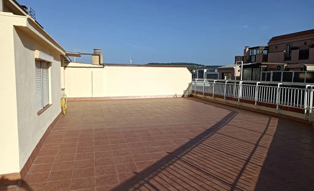 Угловая часть террасы с панорамным городским пейзажем