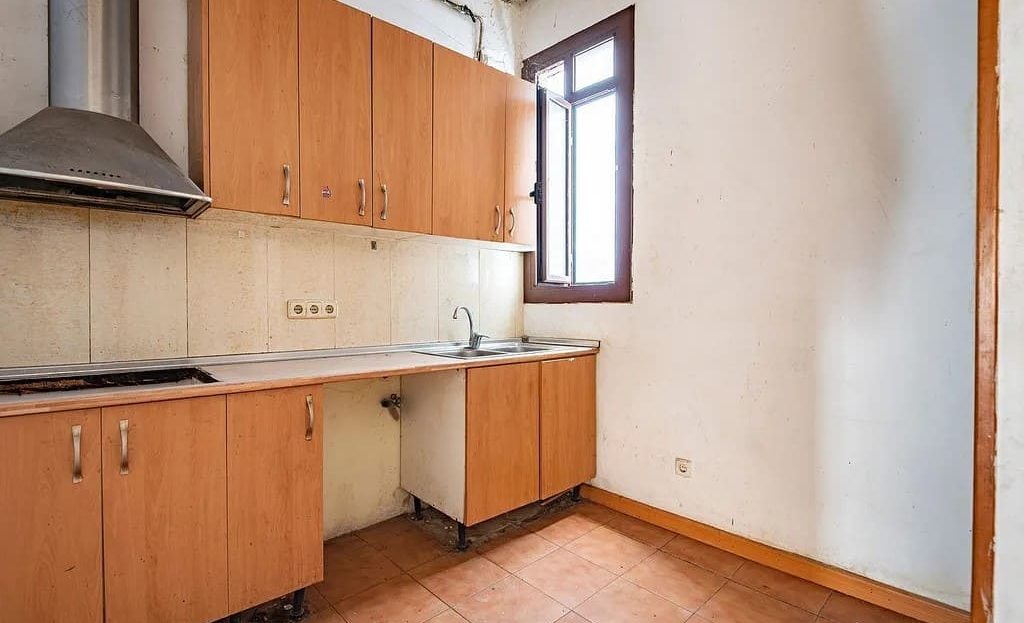 Отдельная кухня с мебелью, требует обновления