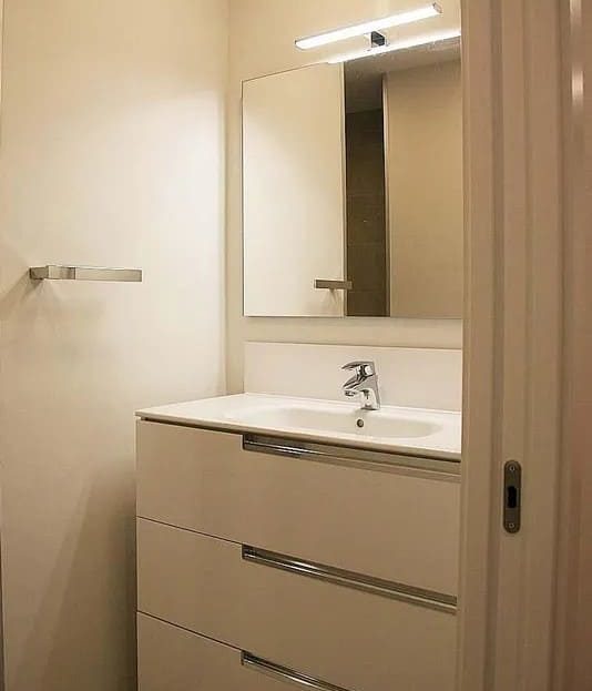 Ванная комната с раковиной и современным шкафом