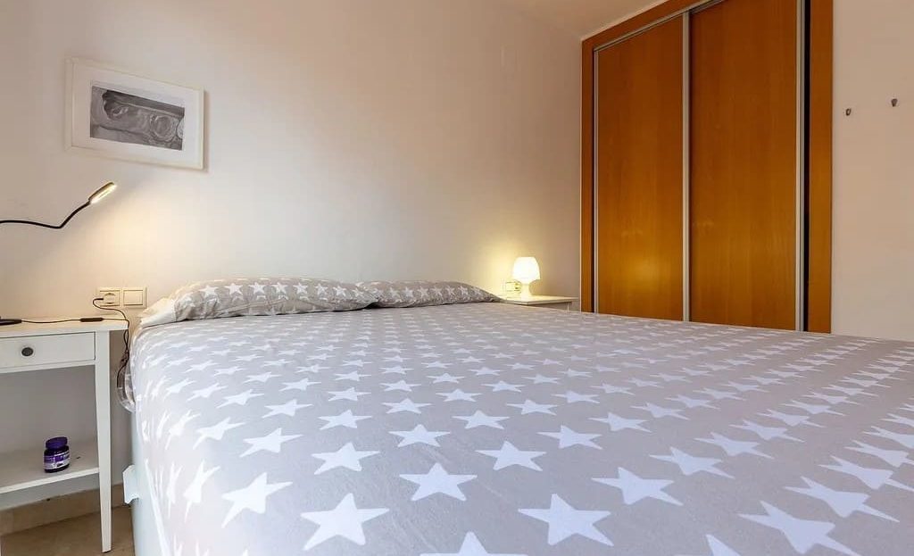 Главная спальня с большим встроенным шкафом