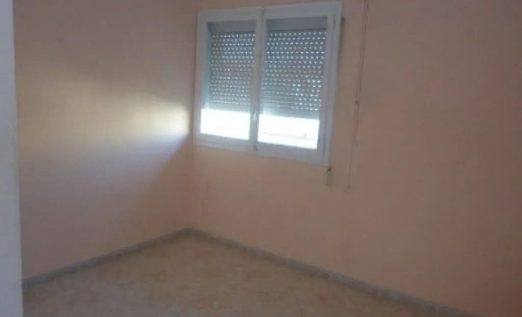 Вторая спальня квартиры с окном