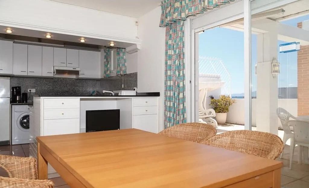 Кухня и столовая с выходом на террасу и видом на море.