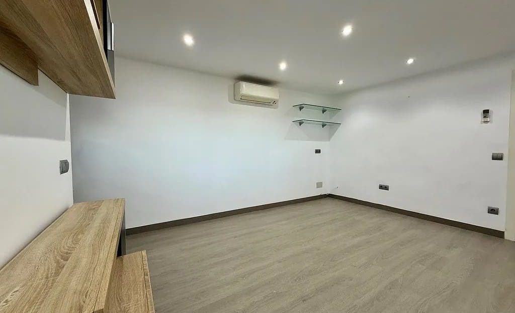 Гостиная с большими окнами и естественным освещением