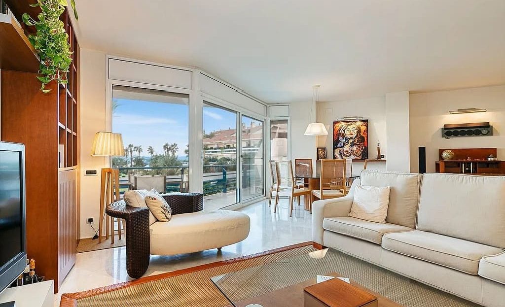 Гостиная с панорамными окнами и видом на море