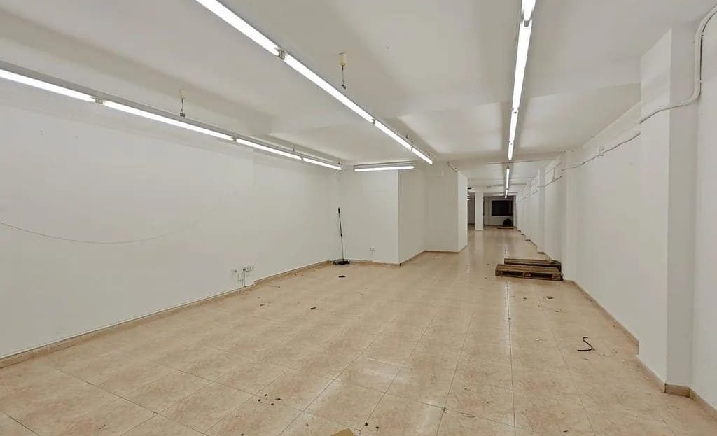 Интерьер коммерческого объекта с белыми стенами и потолочным освещением