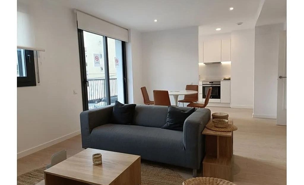 Гостиная пентхауса с современной мебелью и выходом на балкон