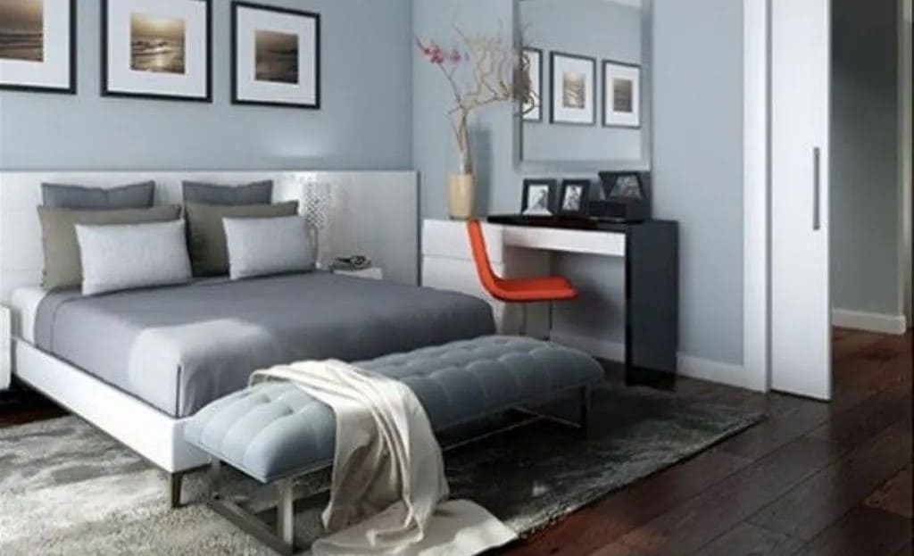 Спальня с двуспальной кроватью и современным интерьером